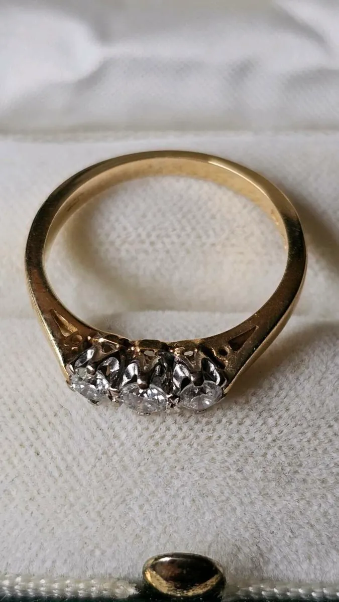 18ct, 3 Stone, Yellow Gold Engagement Ring Size 6 - Image 4