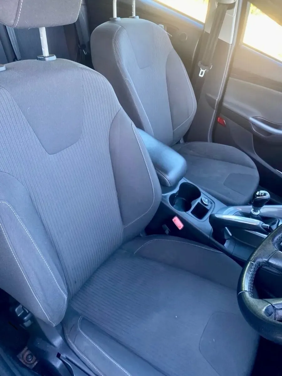 Ford Focus 2011 - Image 4