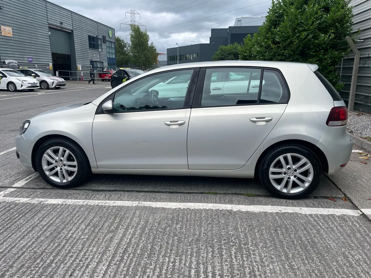 2010 Volkswagen Golf - Image 2