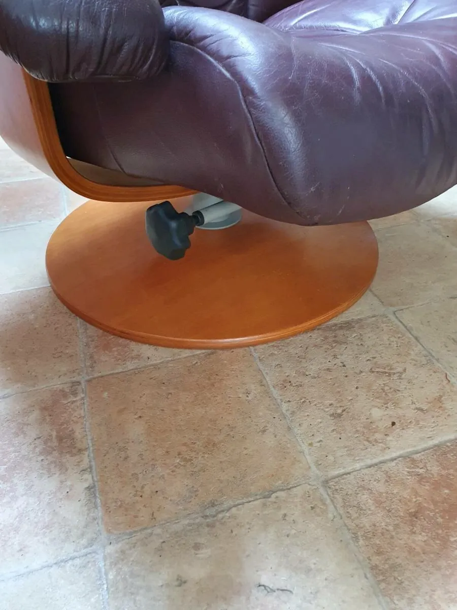 Mid centuary  leather swivel chair - Image 4