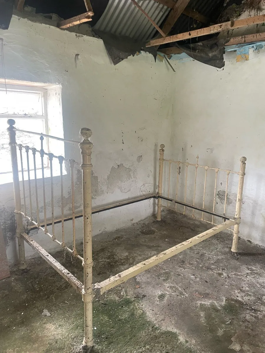 Old metal bed frame - Image 1
