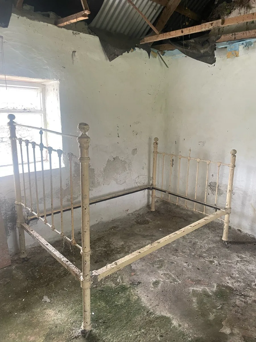 Old metal bed frame - Image 2