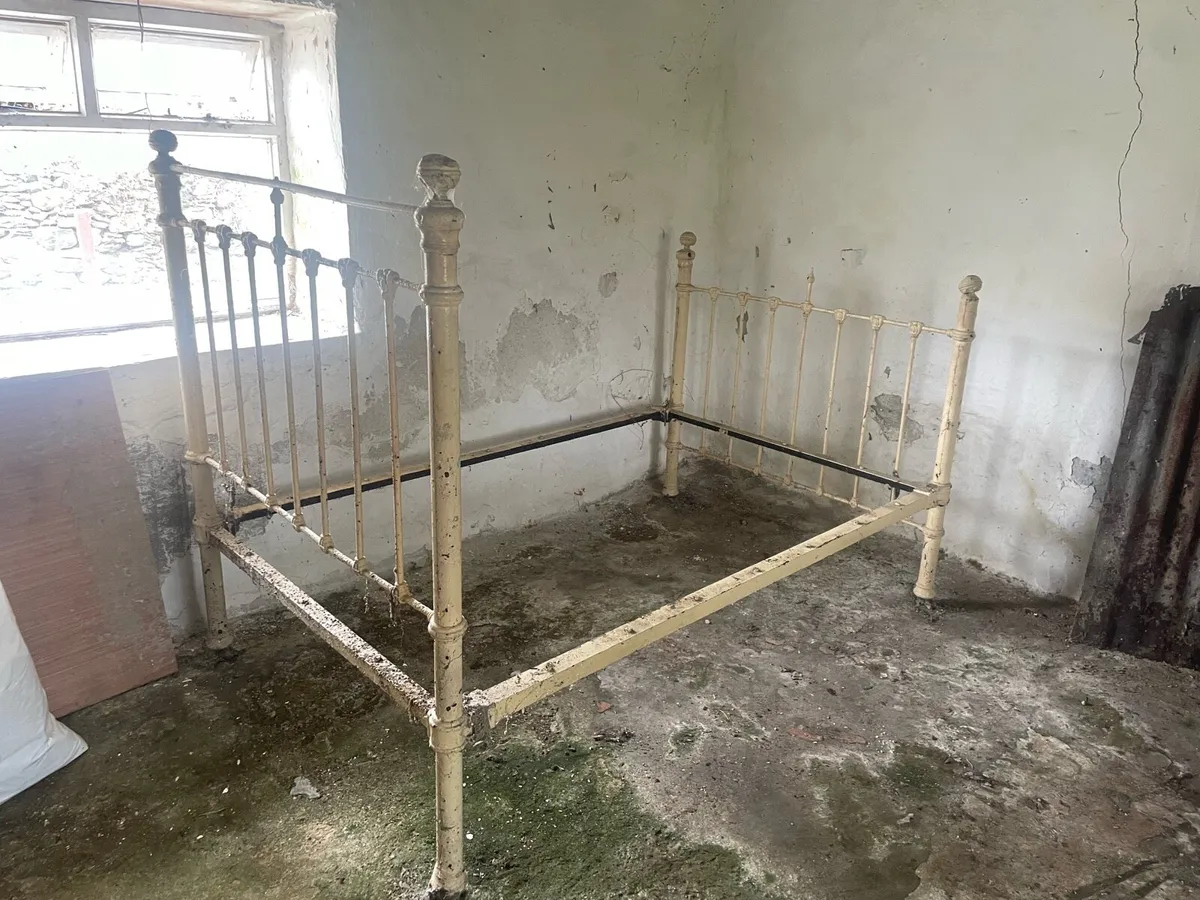 Old metal bed frame - Image 3