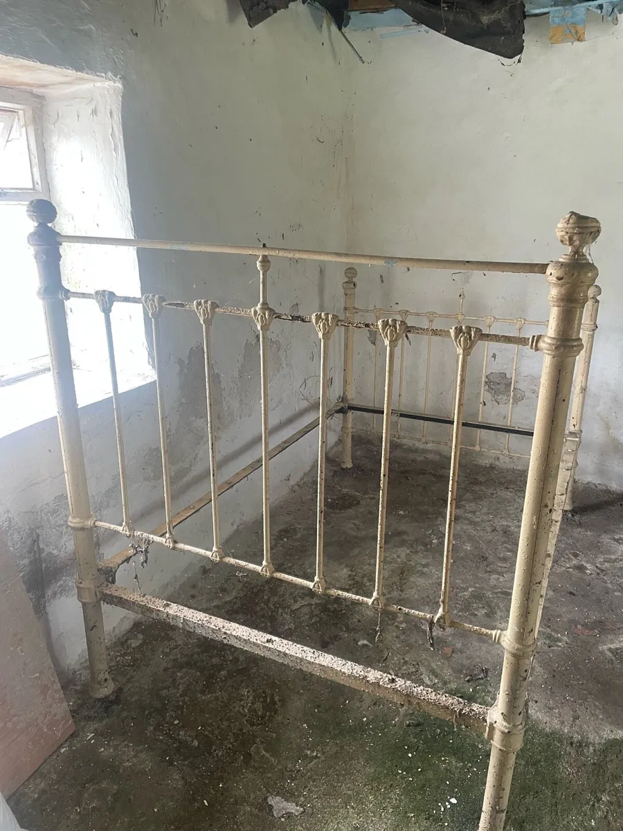 Old metal bed frame - Image 4