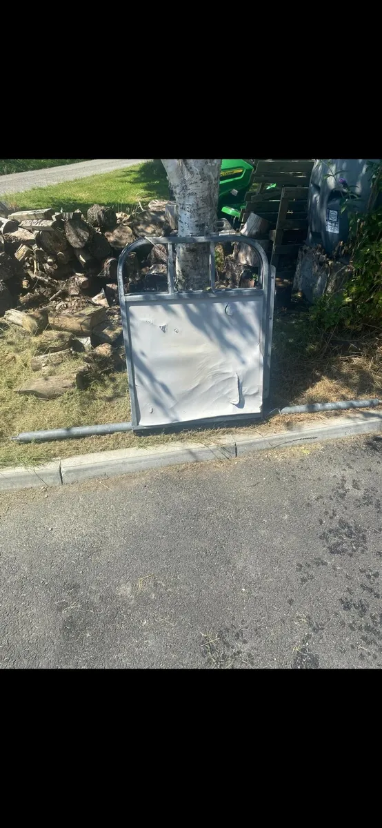 Horsebox divider and bars - Image 1