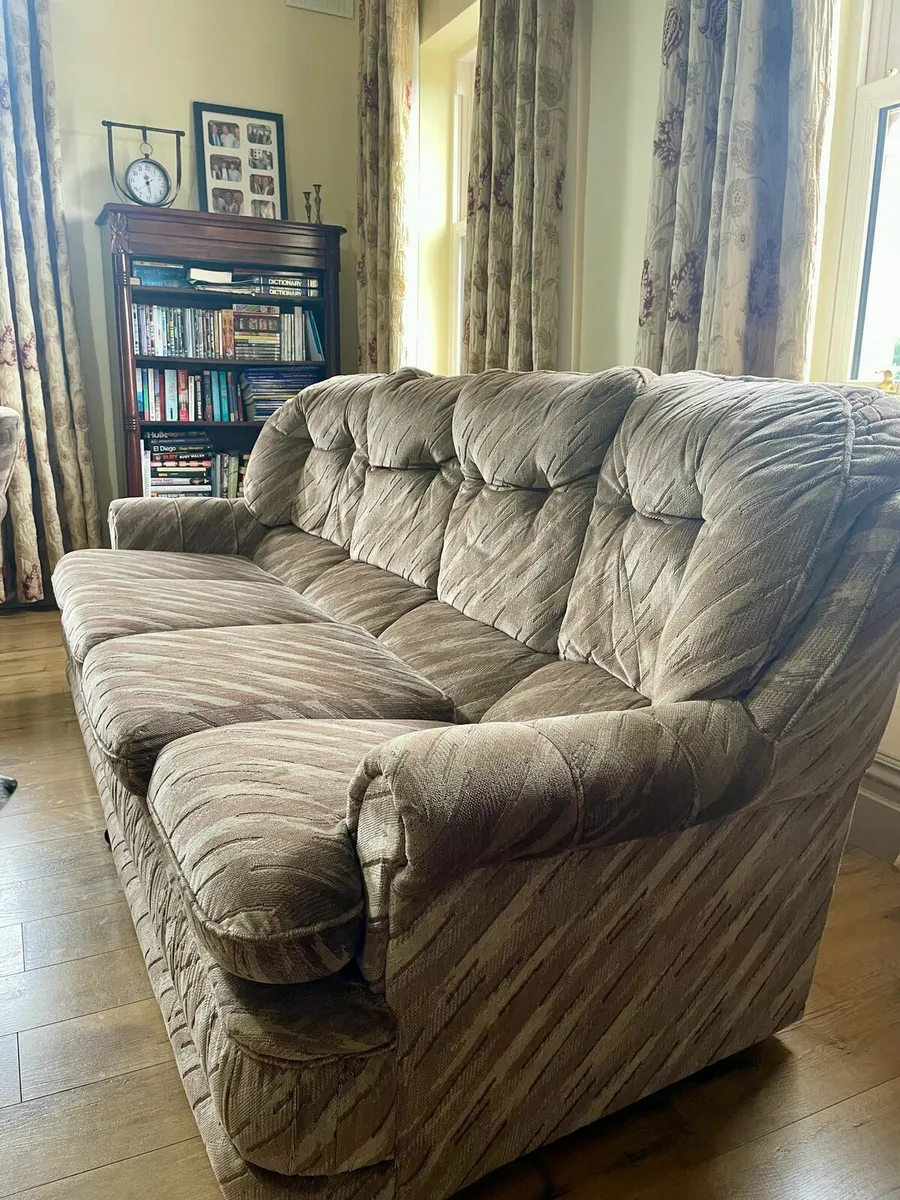 4 person couch + 2 matching arm chairs - Image 2
