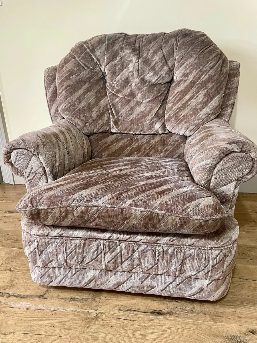 4 person couch + 2 matching arm chairs - Image 3