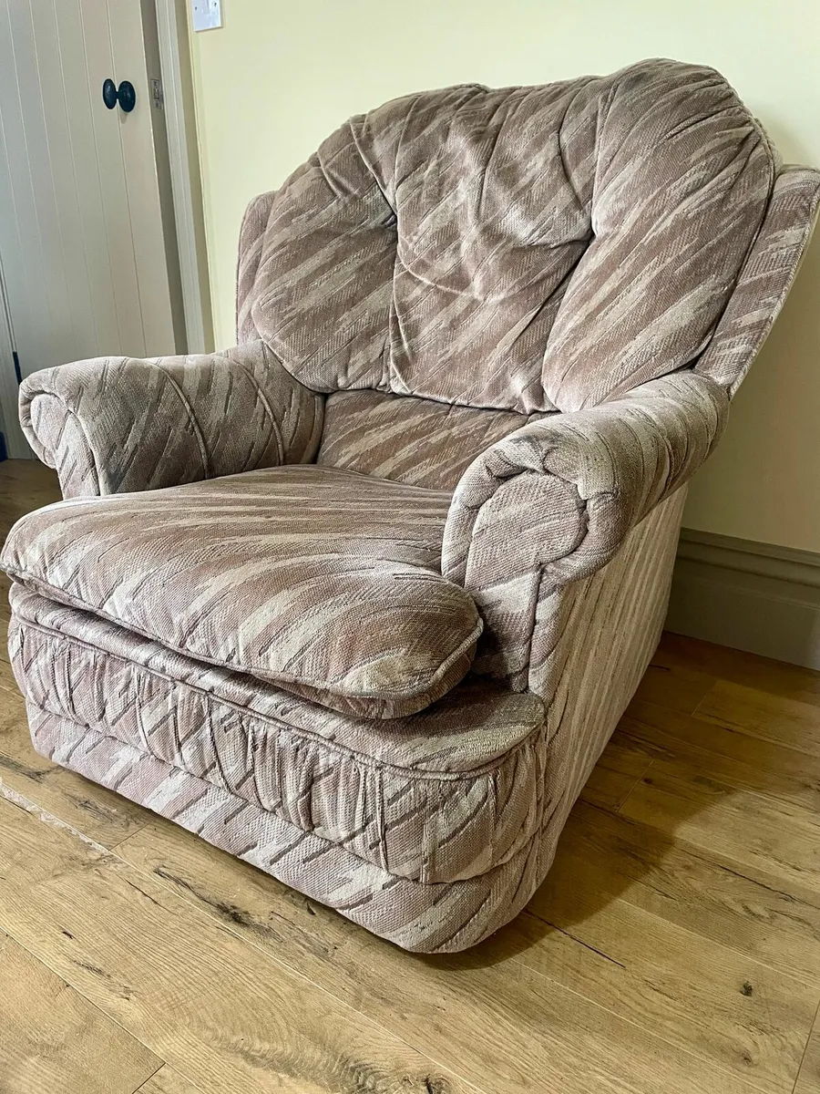 4 person couch + 2 matching arm chairs - Image 4
