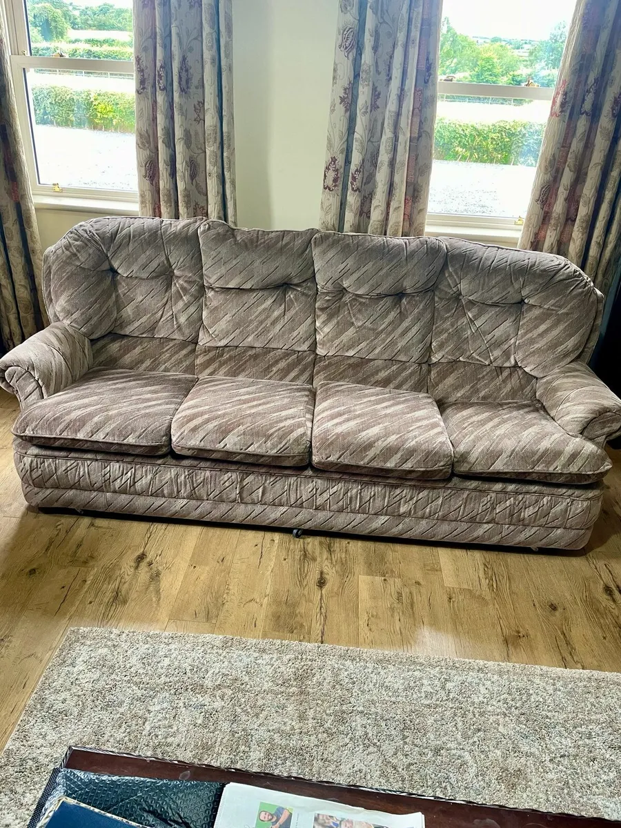 4 person couch + 2 matching arm chairs - Image 1