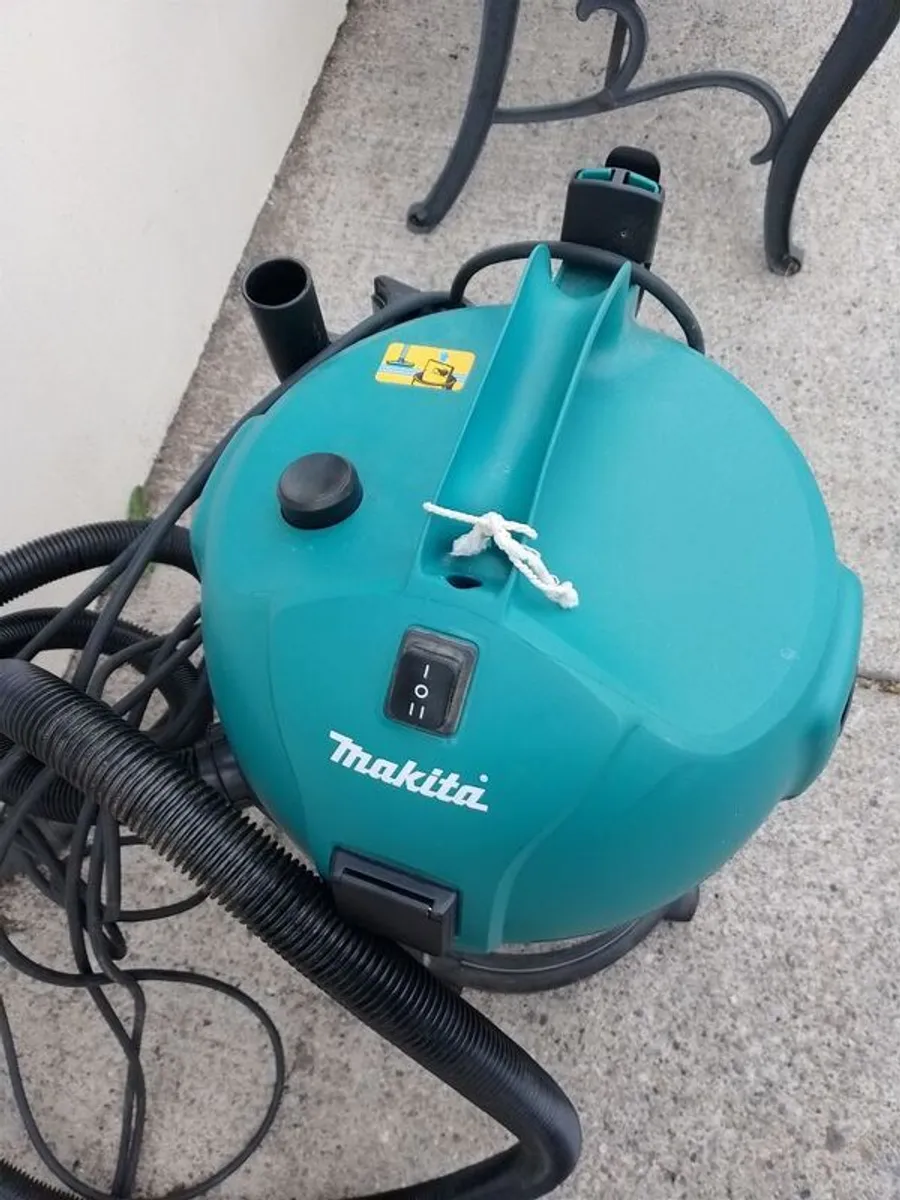 Makita dust extractor - Image 1