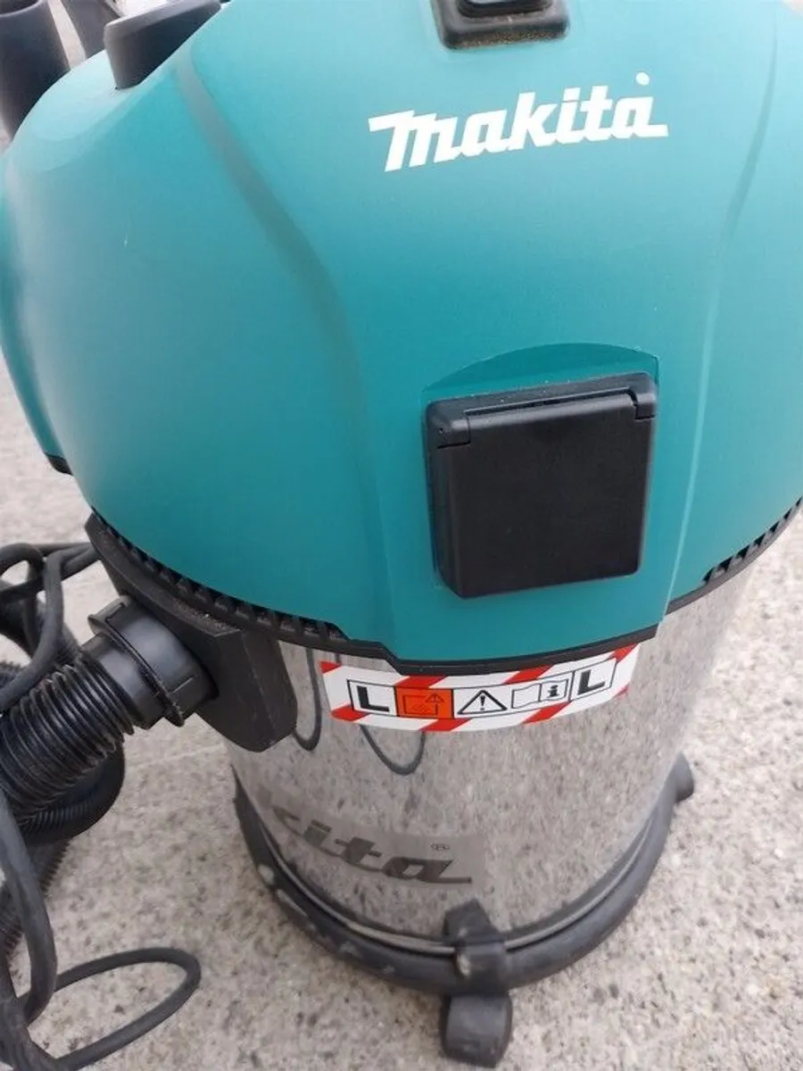 Makita dust extractor - Image 2