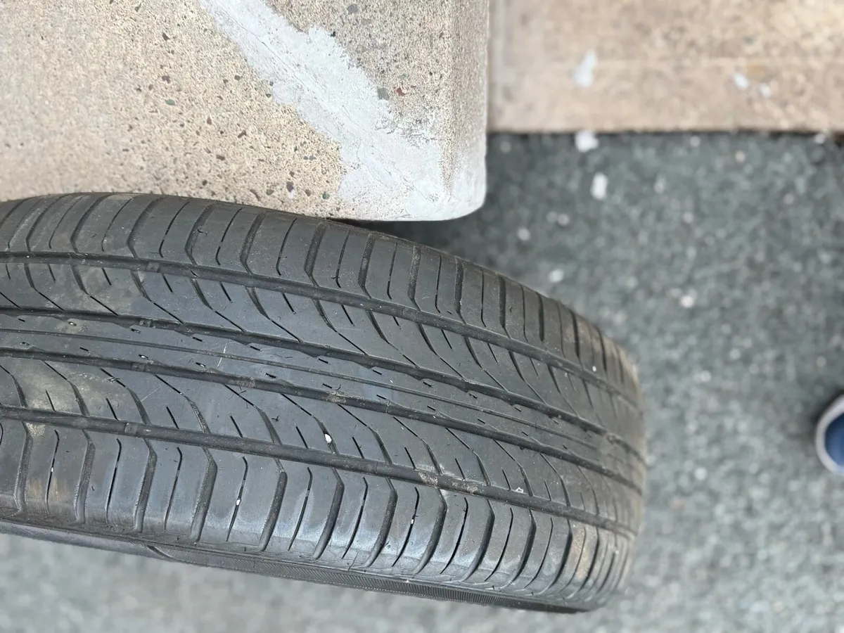 A single alloy with tyre - Image 3