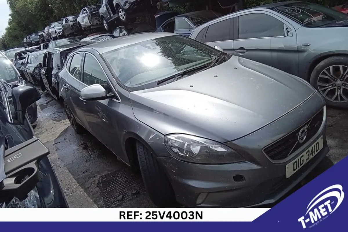 2015 VOLVO V40 BREAKING FOR PARTS - Image 1