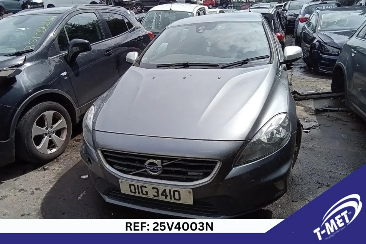 2015 VOLVO V40 BREAKING FOR PARTS - Image 2