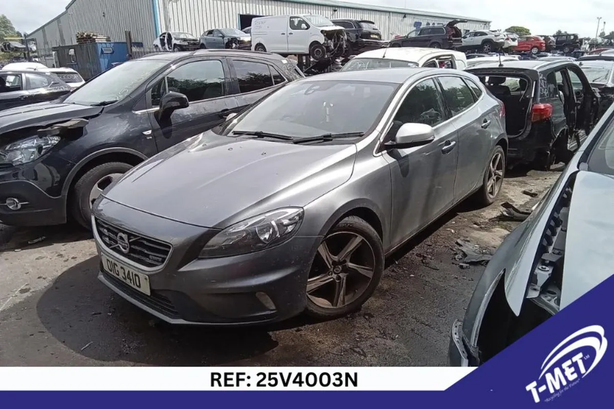 2015 VOLVO V40 BREAKING FOR PARTS - Image 3