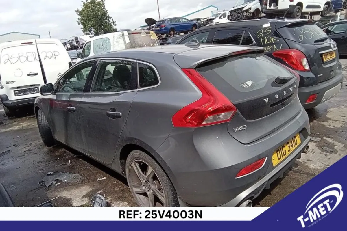2015 VOLVO V40 BREAKING FOR PARTS - Image 4