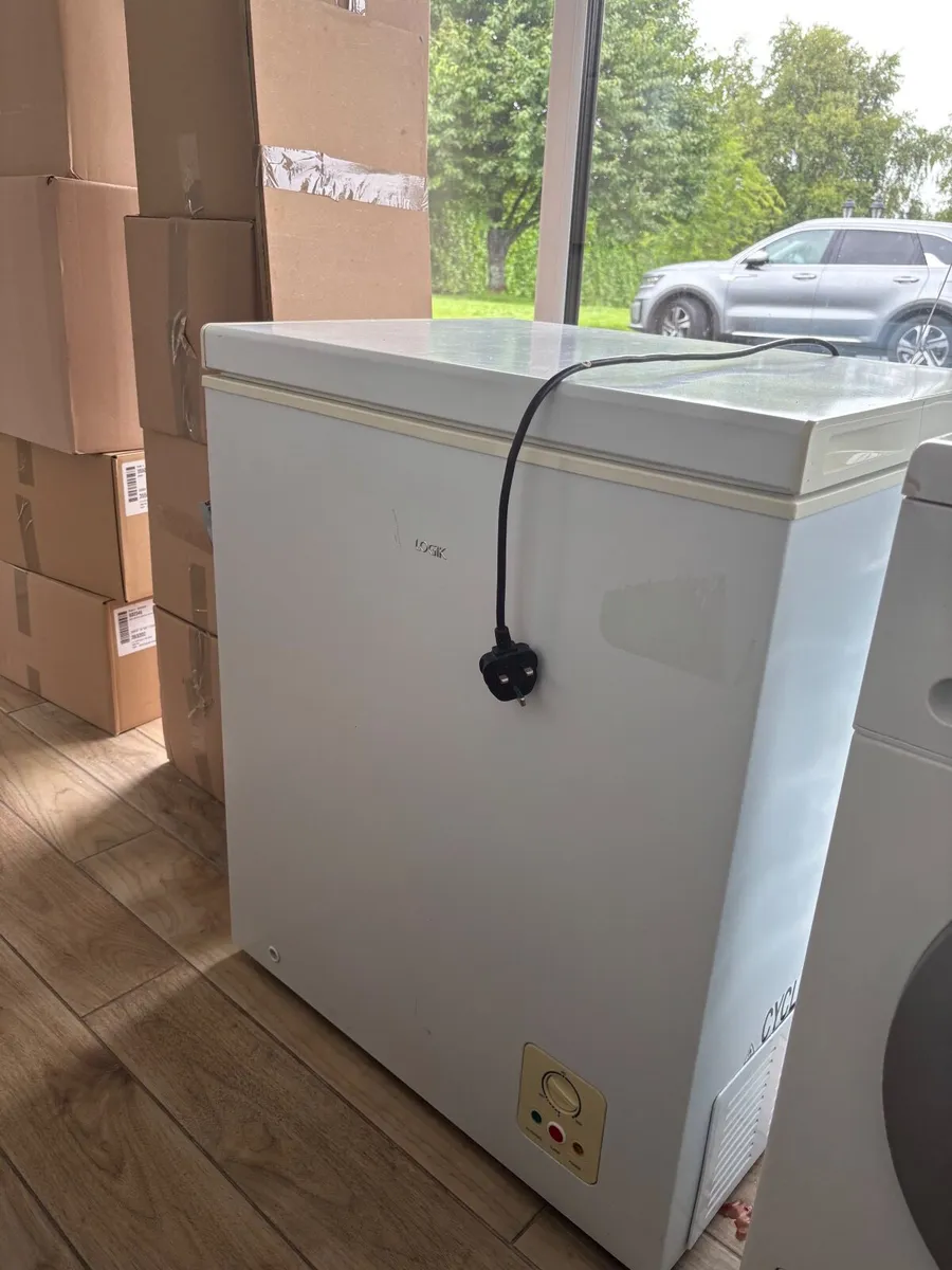White LOGIK Chest freezer - Image 1