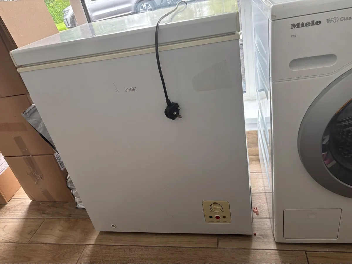 White LOGIK Chest freezer - Image 2