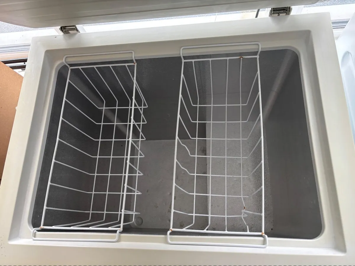 White LOGIK Chest freezer - Image 3