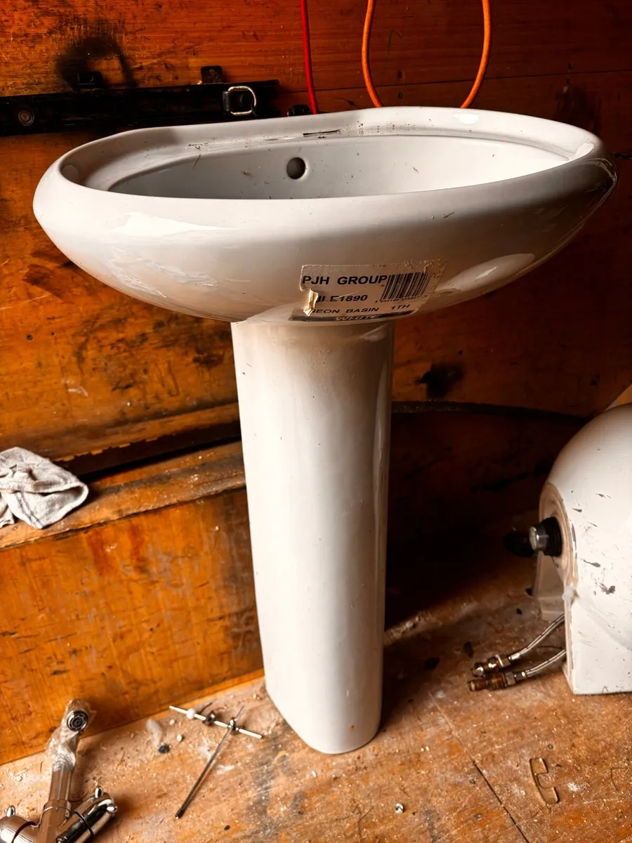 Bathroom sink - Image 1