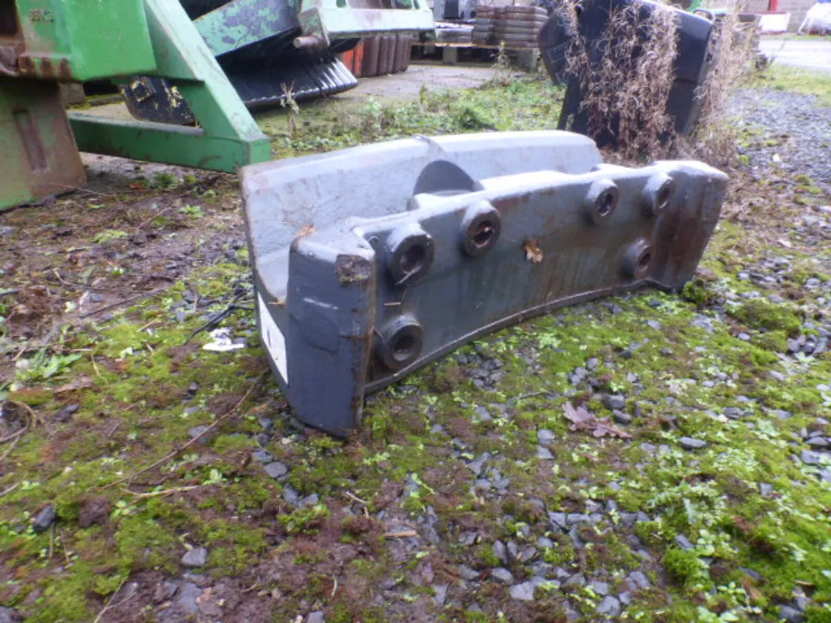 New Holland Fan Weight Block Carrier - Image 4