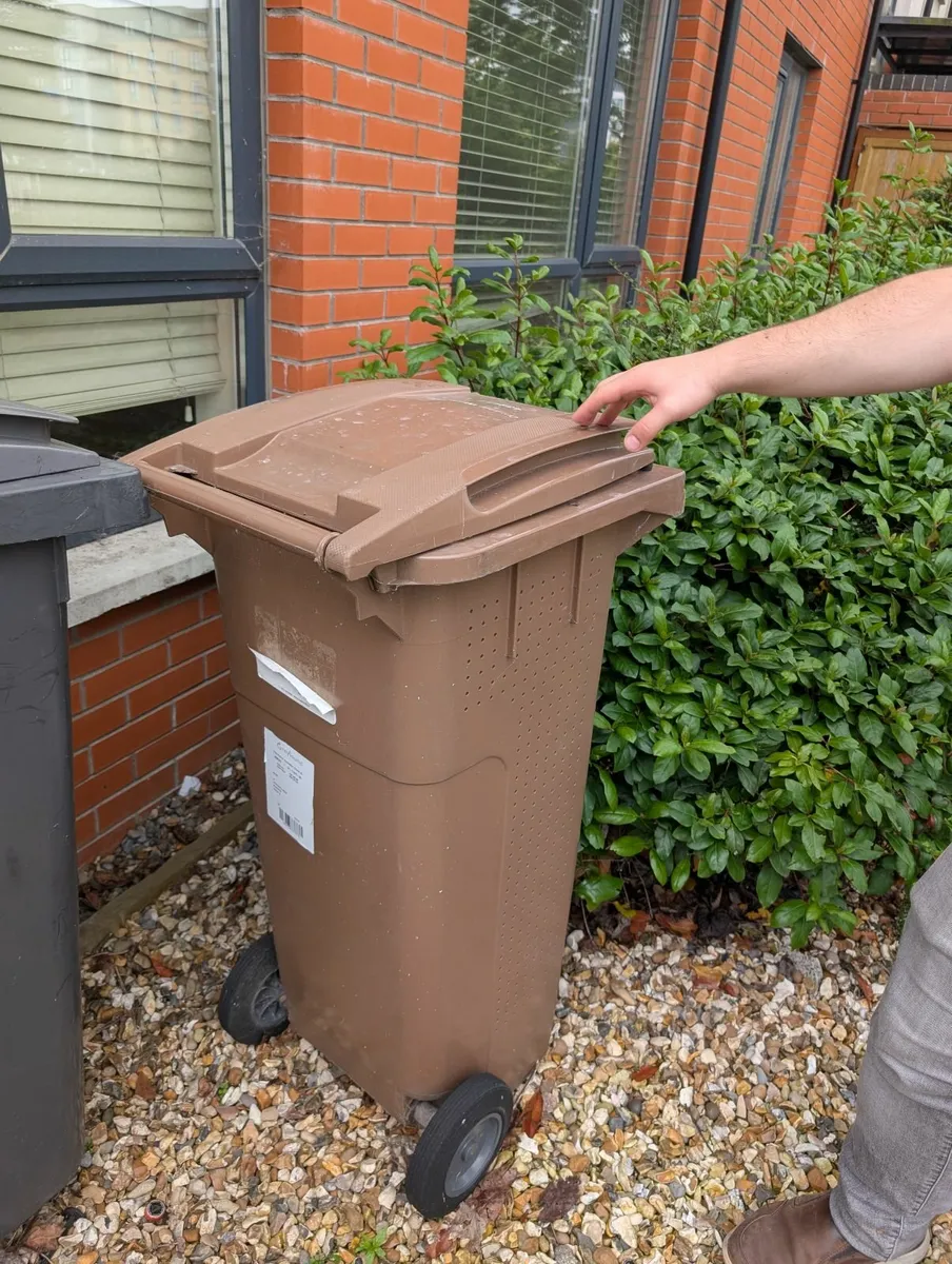 Used garbage bins - Image 1