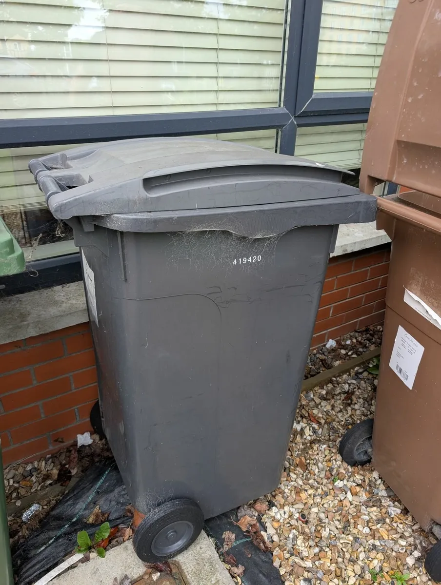 Used garbage bins - Image 3