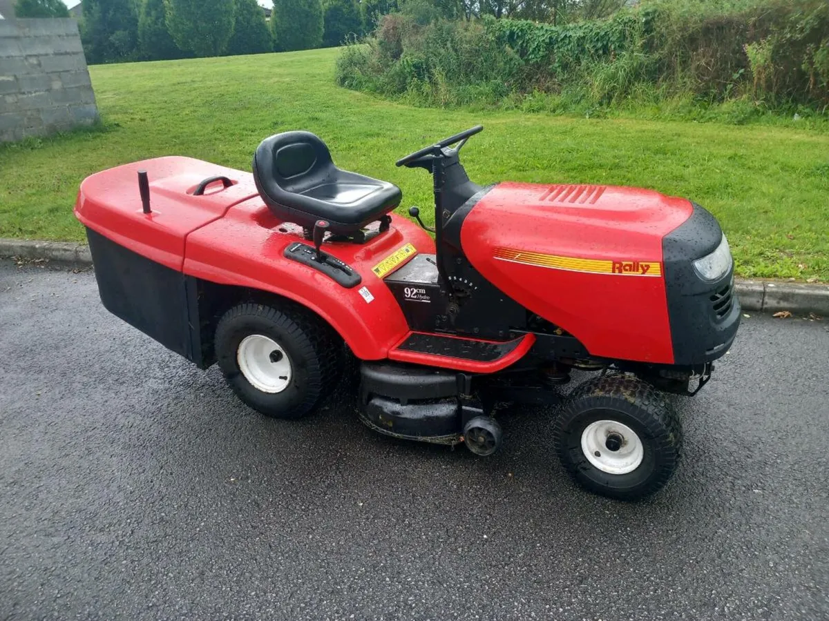 Ride on lawnmower - Image 1