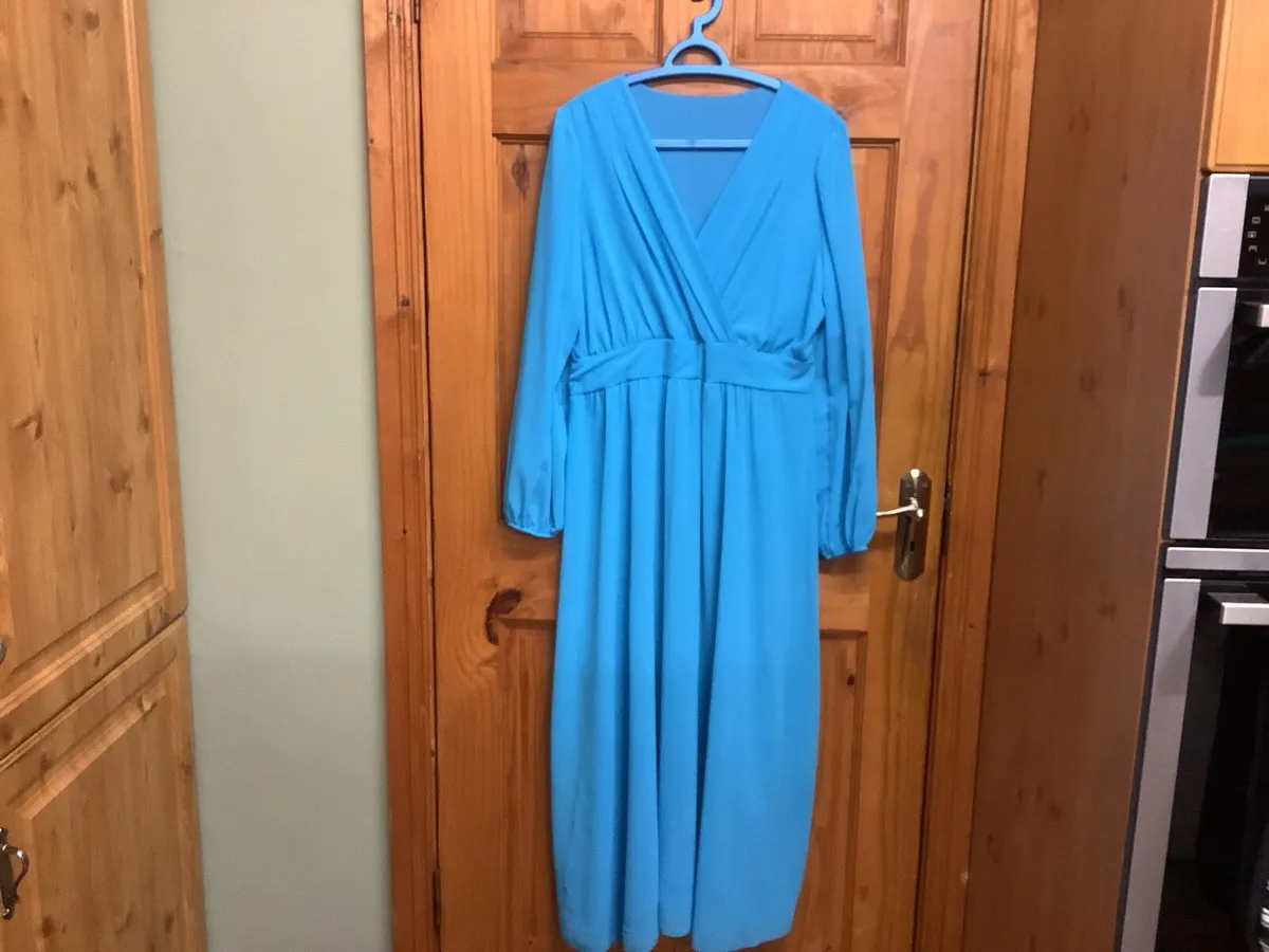 Dress fits size 14/16 - Image 1