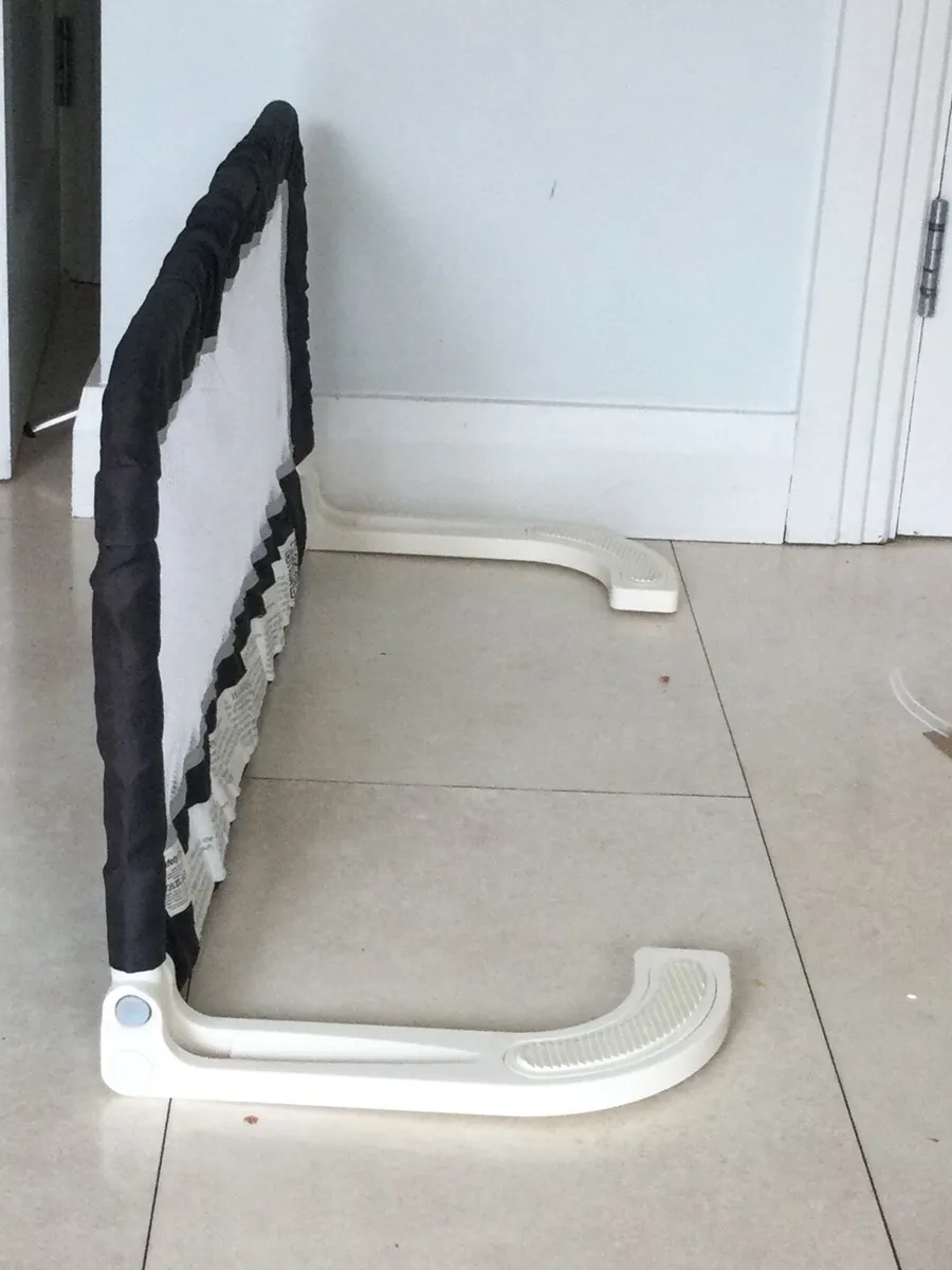 Kids bed side safety rail - Image 1