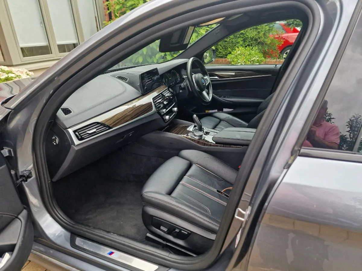 2019 BMW 530e msport - Image 2