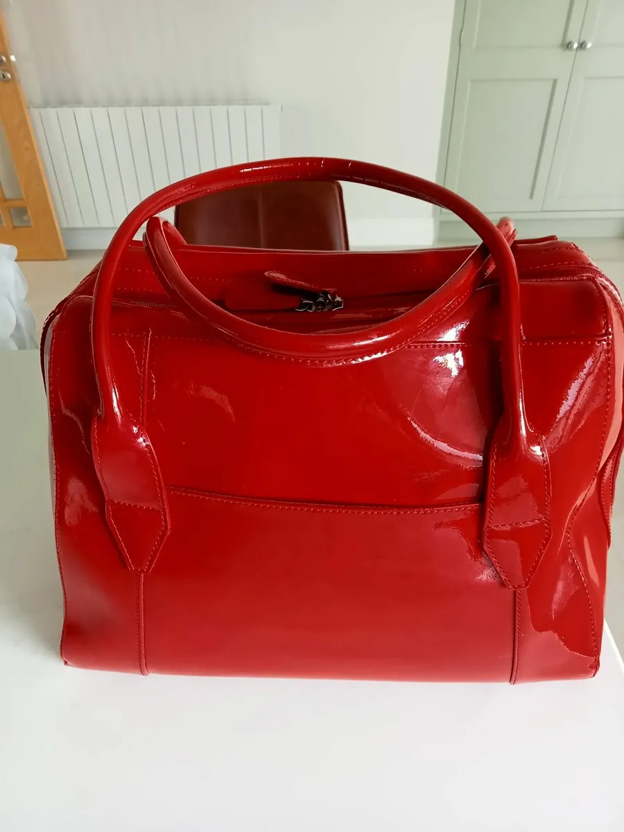 Red patent overnight bag - Image 3