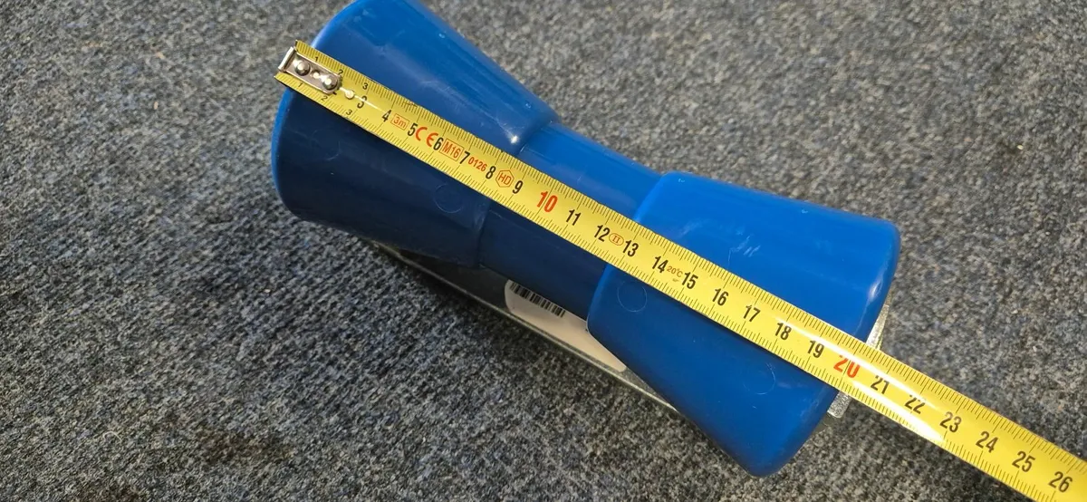 Wide keel roller with bracket €32 - Image 1