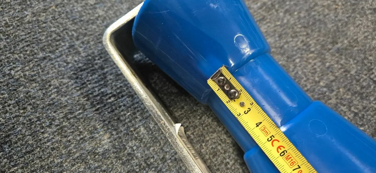 Wide keel roller with bracket €32 - Image 2