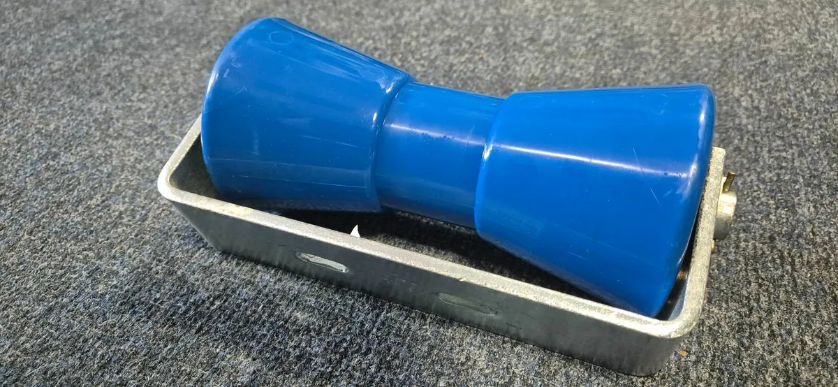 Wide keel roller with bracket €32 - Image 3