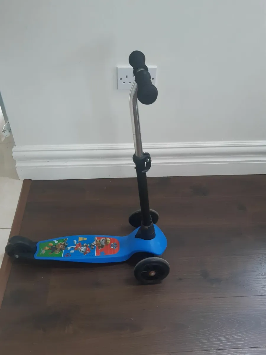 Paw Patrol kids scooter, Pup Pad and Art Box - Image 2