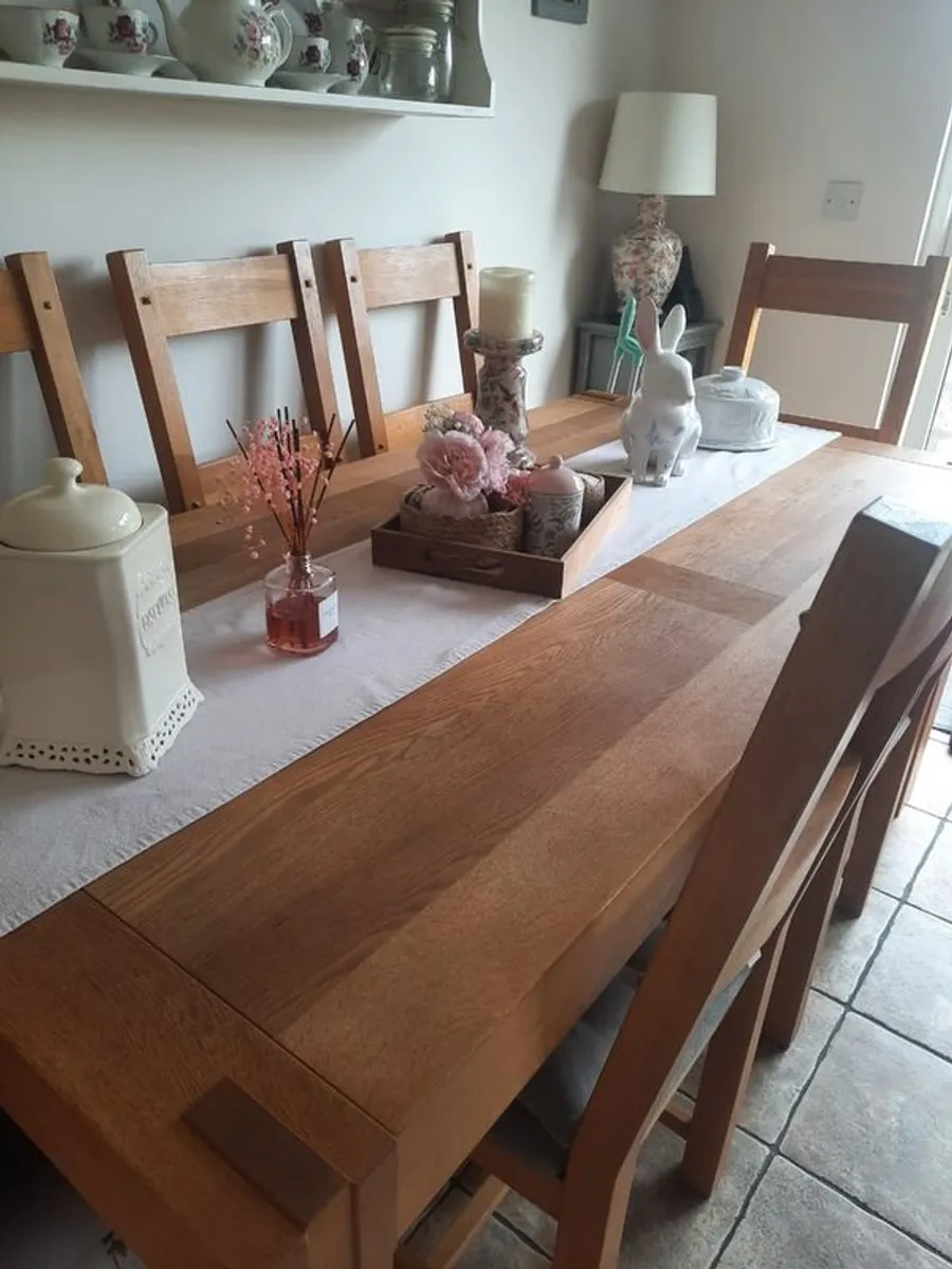 Stunning solid oak dining table - Image 1