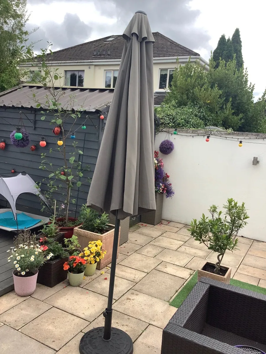 Parasol and accompanying cast iron base - Image 2