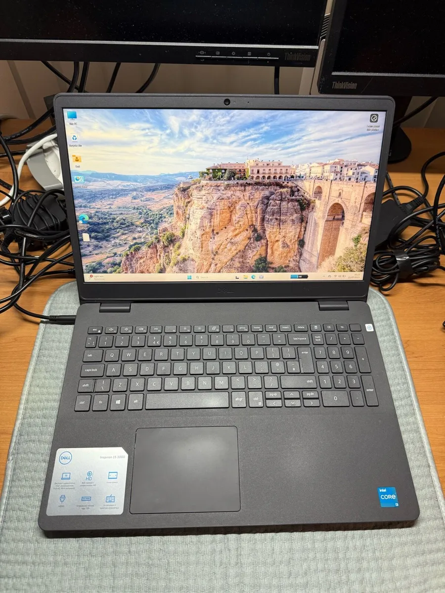 Dell laptop i3 pro 16-256-500 win 11 pro - Image 1