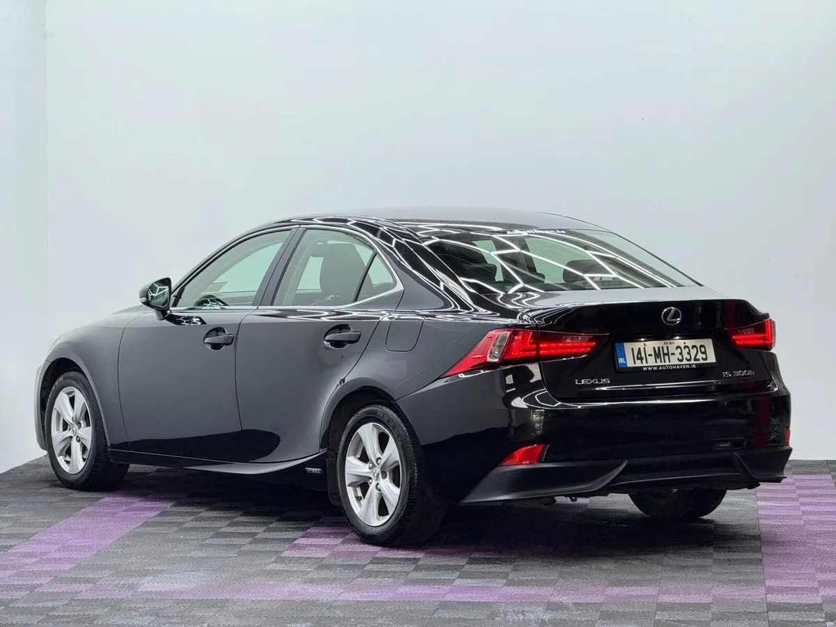 2014 Lexus IS300H, Automatic - Image 4