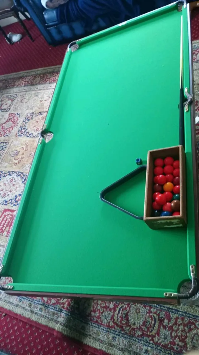 Tabletop Pool/Snooker set with cue and balls - Image 1
