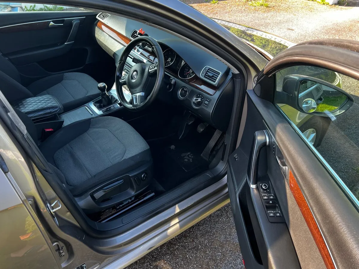 Volkswagen Passat 2011 - Image 2