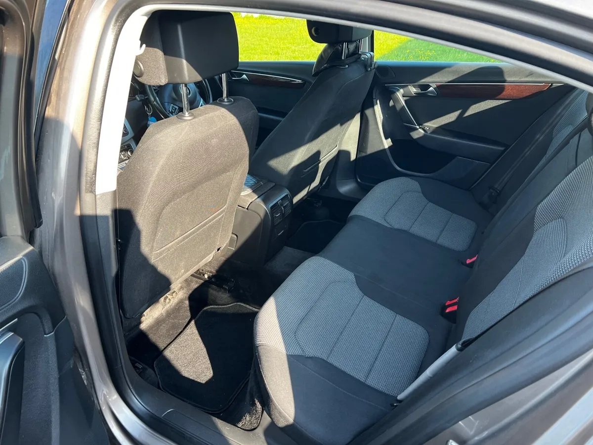 Volkswagen Passat 2011 - Image 4