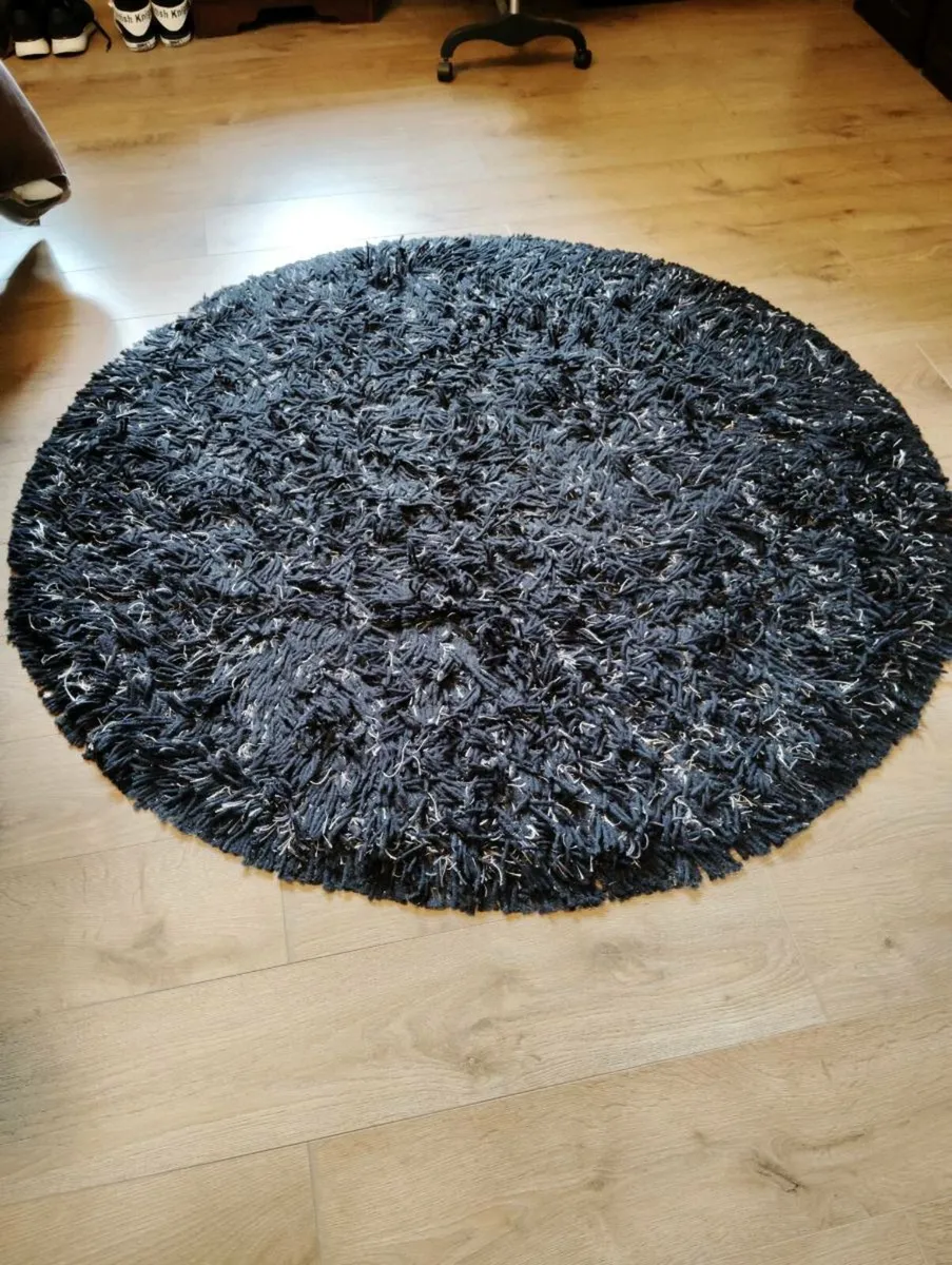 Rug. - Image 1
