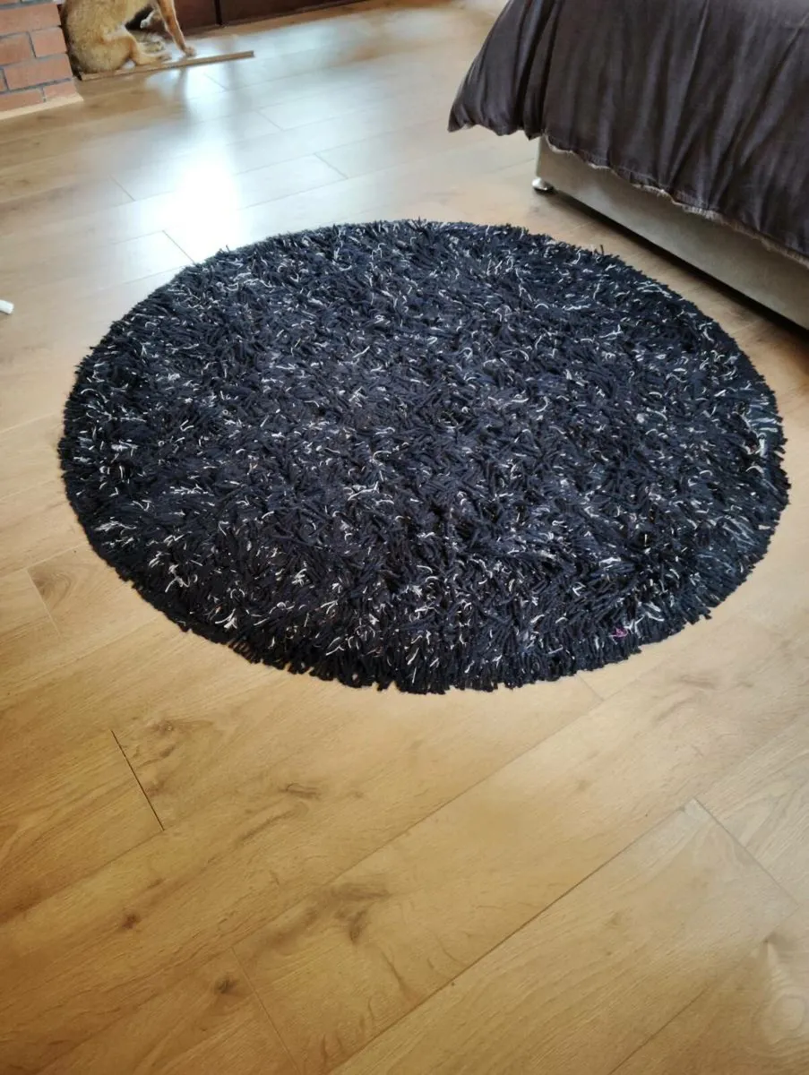 Rug. - Image 2