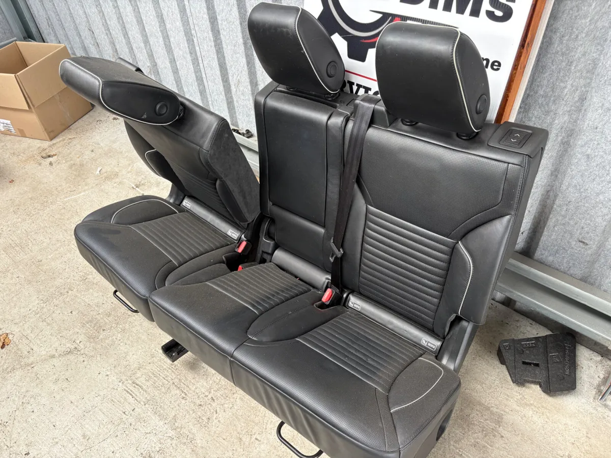 Discovery 5 rear seats - Image 1