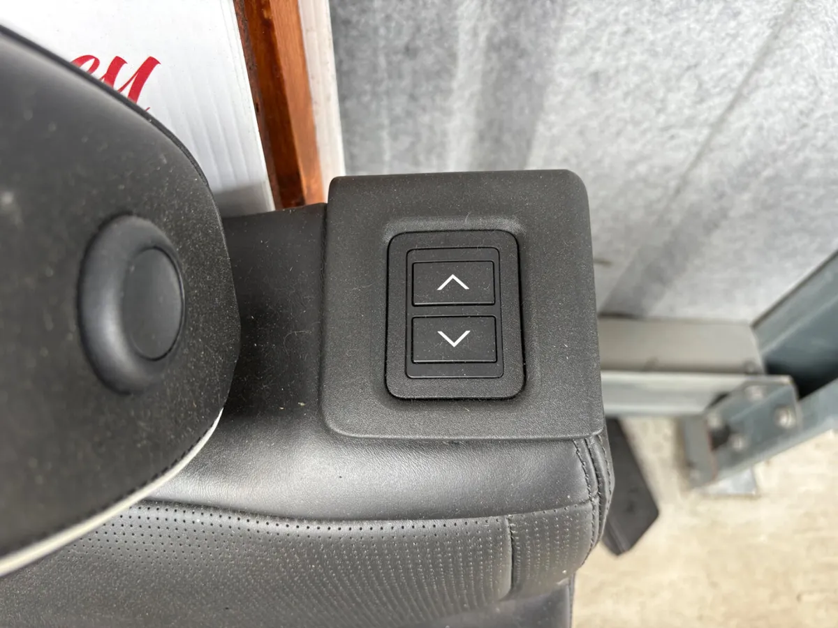 Discovery 5 rear seats - Image 3