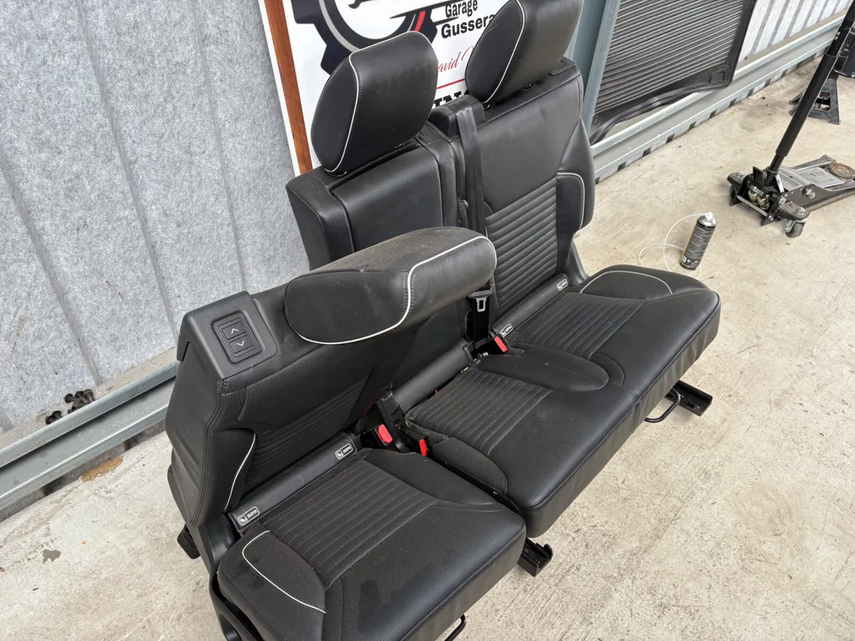 Discovery 5 rear seats - Image 2