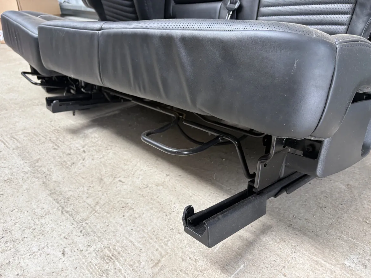 Discovery 5 rear seats - Image 4