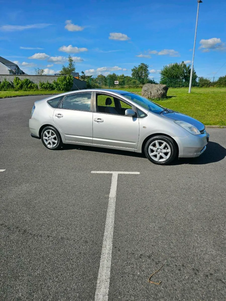 Toyota prius - Image 2